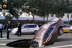 Siêu xe 17 tỉ sụp hố tử thần ở Trung Quốc