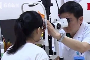 Cô gái trẻ mất thị lực một mắt vì. .. 'cày' game