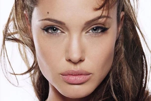 Angelina Jolie tố cáo từng bị ông trùm Hollywood gạ gẫm