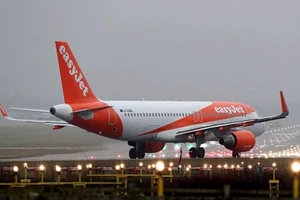 Máy bay hạ cánh khẩn cấp vì sự cố mùi thối