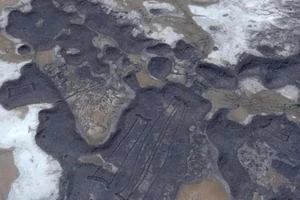 400 'cánh cửa' bí ẩn trên miệng núi lửa giữa sa mạc