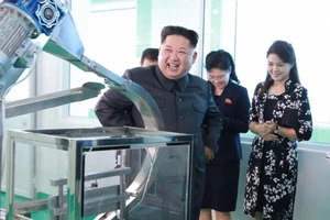 Ông Kim Jong-un tái xuất, cùng vợ thăm xưởng mỹ phẩm