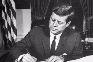 Chữ ký cuối cùng của ông Kennedy được rao bán giá khủng