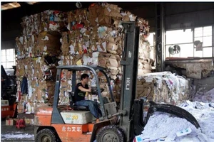 Sau lễ độc thân Trung Quốc là cả biển... rác thải