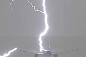 Đứng tim máy bay đang cất cánh bỗng bị sét đánh