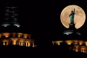Thế giới đón siêu trăng tuyệt đẹp cuối cùng năm 2017