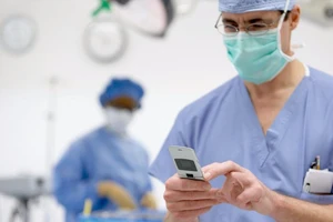 Choáng với bác sĩ vừa phẫu thuật vừa thi ngoại ngữ