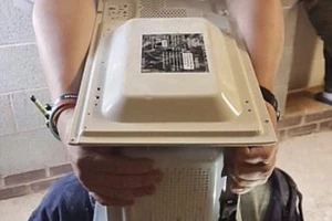 Lãnh hậu quả vì nhét đầu vào lò vi ba để... câu like