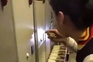 Lùm xùm tiếp viên hàng không TQ 'ăn vụng' của khách