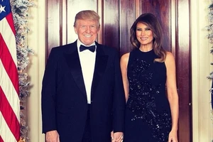 Vợ chồng ông Trump tay trong tay chúc mừng Giáng sinh