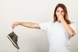 Bị đâm trọng thương vì mang vớ thối lên máy bay ở Nga