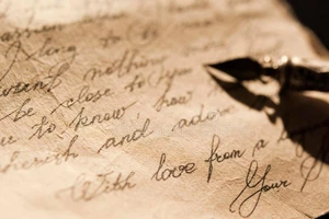 Tìm thấy thư tình 73 năm giấu kín trong tường nhà