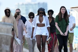 Bà Obama 'hồi teen', diện bikini cùng con gái cưng
