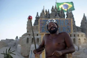 Người đàn ông 22 năm sống trong... lâu đài cát