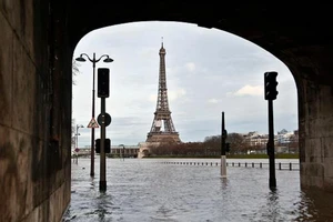 Sông Seine tràn bờ, Paris chìm trong nước lũ