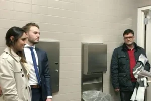 Cặp đôi kết hôn bên trong nhà vệ sinh nữ