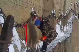 Ớn lạnh cảnh cào tuyết trên vách núi cao 2.000 m