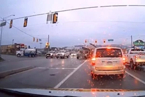 Clip: Xe tải tông liên hoàn 7 ô tô chờ đèn đỏ