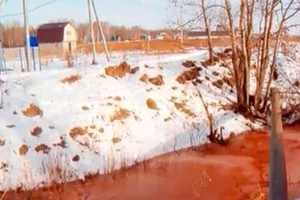 Dòng sông ở Nga bỗng chuyển màu đỏ như máu