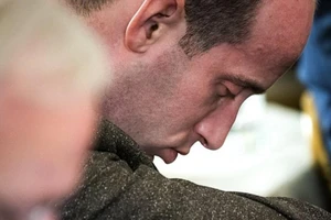 Ảnh 'chộp' cố vấn của ông Trump ... ngủ gật khi họp