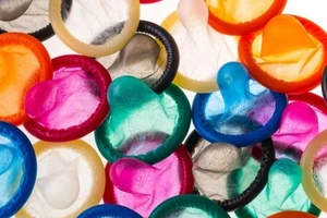 Bộ trưởng Y tế Zimbabwe chê bao cao su TQ... quá nhỏ