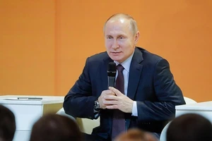 Putin bật cười vì câu hỏi tiếp tục tranh cử năm 2024