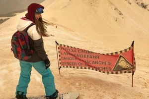 Kỳ lạ tuyết màu da cam rơi ở Đông Âu