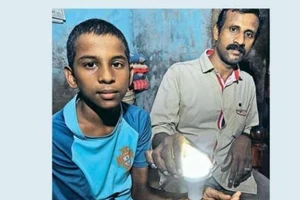 Kỳ lạ cậu bé 9 tuổi dùng da thắp sáng bóng đèn