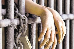 20 năm giam cầm con trai trong cũi sắt