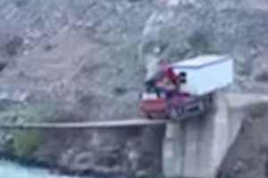 Nín thở coi xe tải qua cầu treo