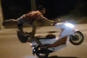 Màn xiếc bốc đầu xe trên phố Hà Nội lên báo Anh