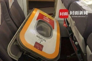 Ngột ngạt, khách mở cửa thoát hiểm máy bay để... hóng gió trời