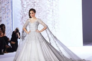 Váy cưới của vợ hoàng tử Anh có giá bao nhiêu?