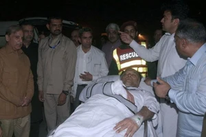 Bộ trưởng Nội vụ Pakistan thoát chết trong gang tấc 