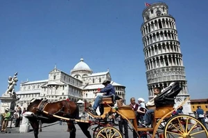 Vì sao tháp nghiêng Pisa không bị động đất đánh sập?