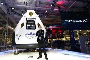 Elon Musk lộ diện phi thuyền chở du khách lên sao Hỏa