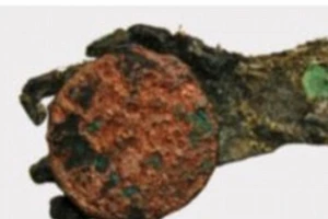 Vén màn bí mật cánh tay xác ướp nắm chặt đồng xu