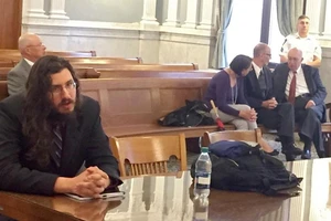 Bố mẹ kiện con trai vì 30 tuổi chưa chịu ra riêng