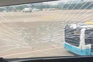 Máy bay Trung Quốc đến Việt Nam quay đầu vì nứt kính buồng lái