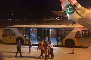 Máy bay hạ cánh khẩn vì một hành khách 'bốc mùi'