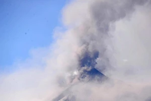 Núi lửa Guatemala phun cột tro bụi cao 10 km, 7 người chết