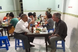 Ông Obama đăng ảnh ăn bún chả để tưởng nhớ đầu bếp Bourdain