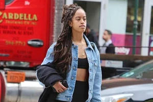 Con gái ông Obama gây sốc với diện mạo mới