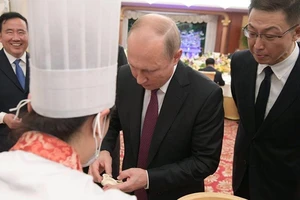 Ông Putin thưởng trà trên tàu cao tốc, thử làm sủi cảo tại TQ