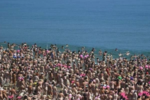 2.500 phụ nữ khỏa thân tắm biển để gây quỹ từ thiện