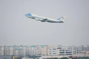 Ông Trump rời Singapore sau thượng đỉnh tuyệt vời với ông Kim 