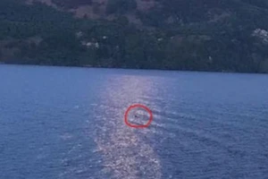 Lần đầu tiên quái vật hồ Loch Ness xuất hiện dưới ánh trăng