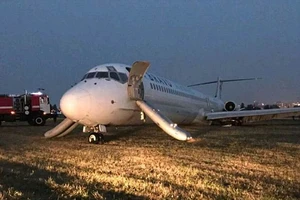 Hành khách bỏ chạy tán loạn khi máy bay bốc cháy