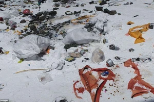 Đỉnh Everest biến thành bãi rác cao nhất thế giới