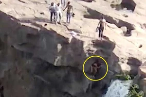 Mải chụp ảnh tự sướng, người đàn ông rơi xuống thác tử vong